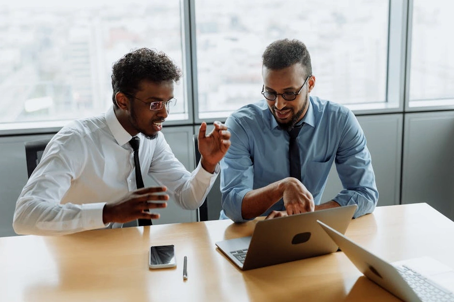 Zróżnicowany zespół omawiający strategię przy tablicy